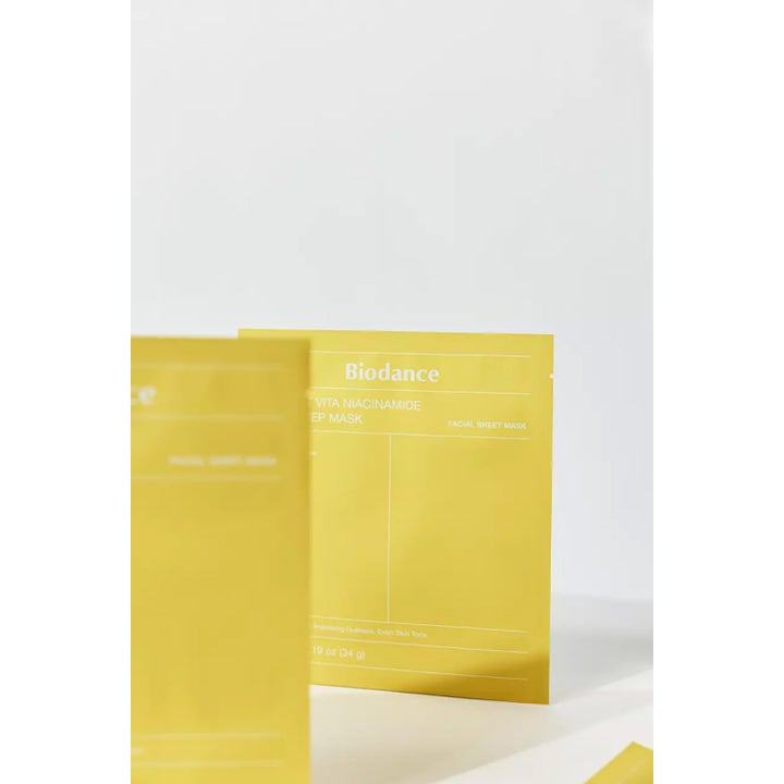 Biodance Radiant Vita Niacinamide Real Deep Mask 34 g kirkastava kangasnaamio keltaisessa pakkauksessa.
