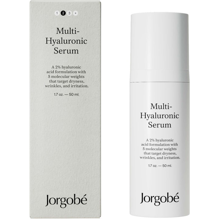 Jorgobé Multi-Hyaluronic Serum 50 ml kosteuttava hyaluronihapposeerumi valkoisessa pumppupullossa ja harmaassa pakkauksessa.