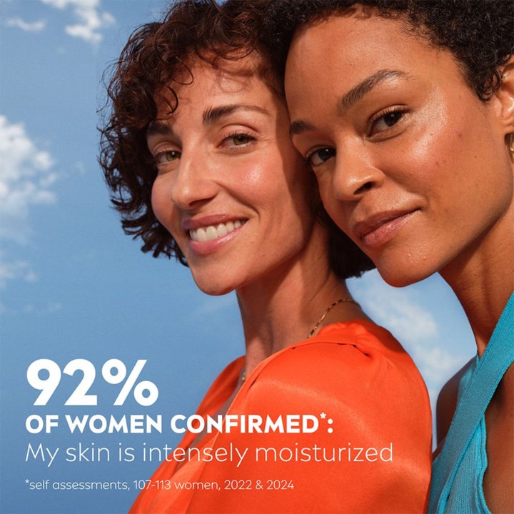 NIVEA Q10 Extra Nourish 50 ml päivävoide antaa kosteutetun ihon kahdelle hymyilevälle naiselle sinistä taivasta vasten.