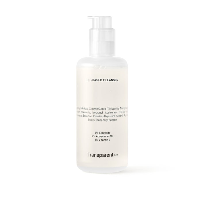 Transparent Lab Oil-Based Cleanser puhdistusöljy kosteuttaa skvalaanilla valkoisessa minimalistisessa pumppupullossa.