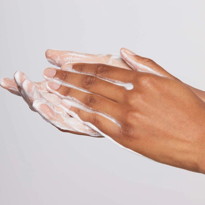 Dermalogica Daily Microfoliant 74 g kirkastava kuorinta muodostaa käsissä pehmeän valkoisen vaahdon.