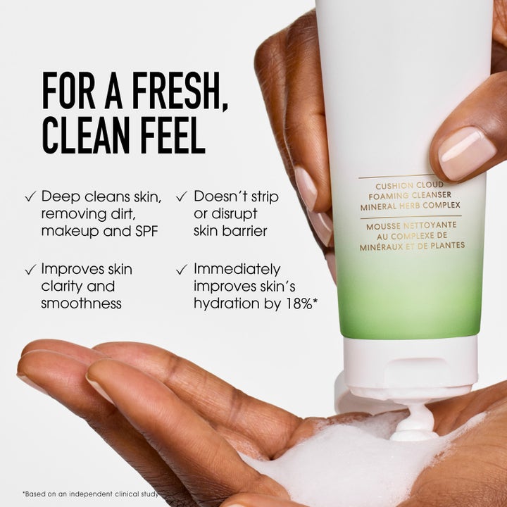 bareMinerals Skinlongevity 120 ml puhdistusvaahto vihreävalkoisessa tuubissa ja pehmeää vaahtoa kämmenellä.