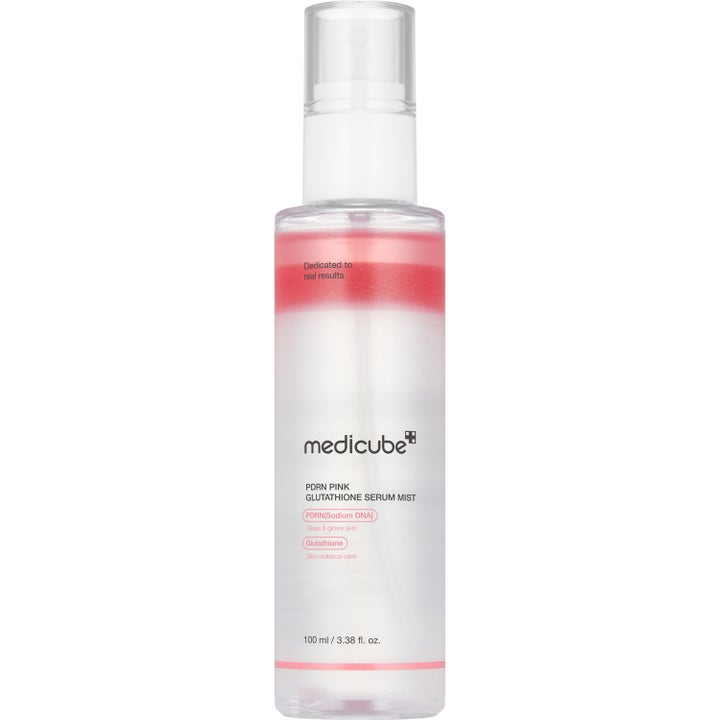 Medicube PDRN Pink Glutathione Serum Mist 100 ml kirkastava kasvosuihke läpinäkyvässä suihkepullossa