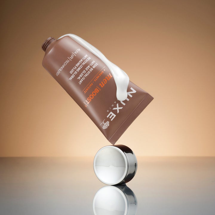 Nuxe Men Anti Age Cream 50 ml uudistava kasvovoide ruskeassa tuubissa ja täyteläinen valkoinen voide.