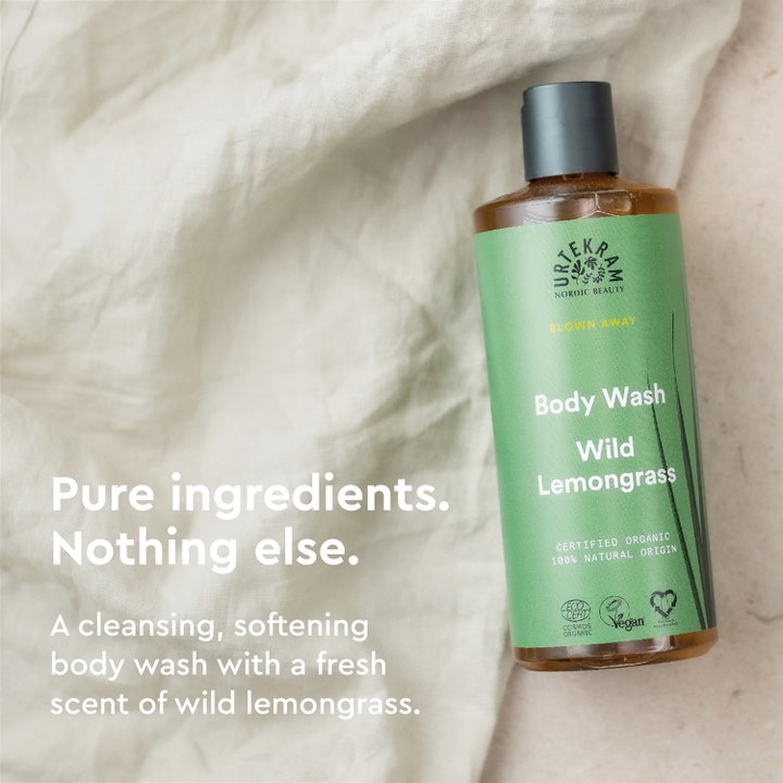 Urtekram Wild Lemongrass Body Wash 500 ml pehmentävä suihkugeeli vihreässä pullossa vaalealla pellavakankaalla.