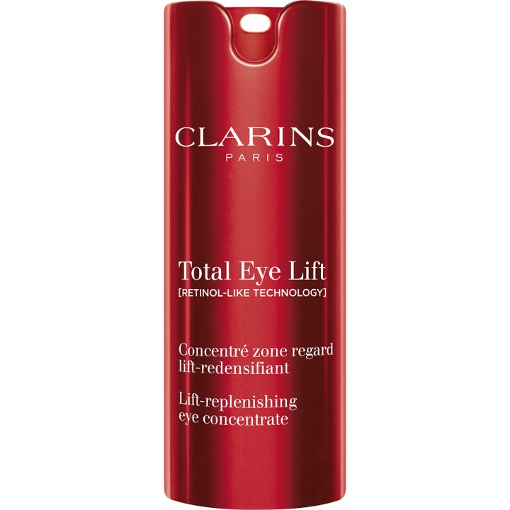 Clarins Total Eye Lift 15 ml kohottava silmänympärysvoide punaisessa metallinhohtoisessa pumppupullossa.