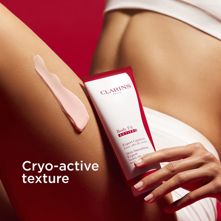 Clarins Body Fit Active 200 ml kiinteyttävä vartalovoide vaaleanpunaista Cryo-active-voidetta iholla ja tuubi
