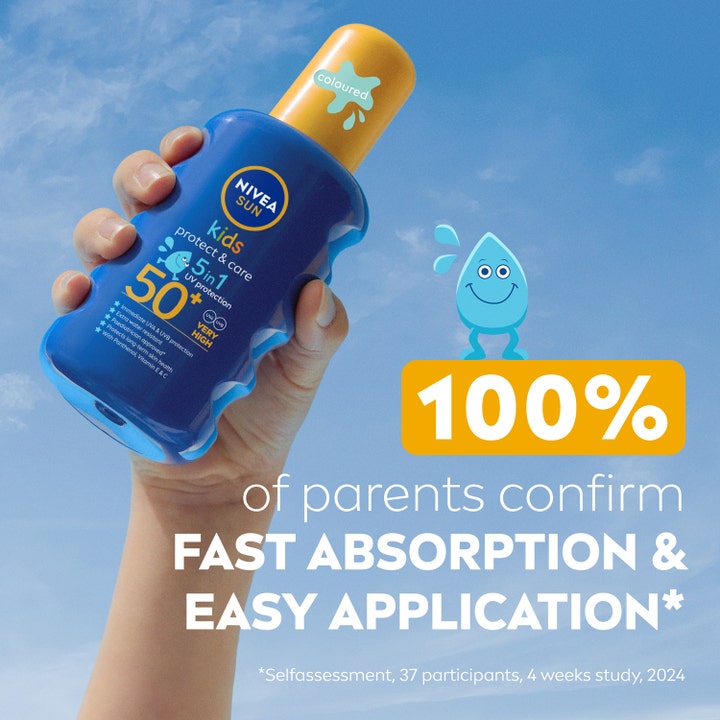 NIVEA Sun Protect & Care Kids Spray 200 ml SPF50+ nopeasti imeytyvä aurinkosuojasuihke kädessä taivasta vasten.