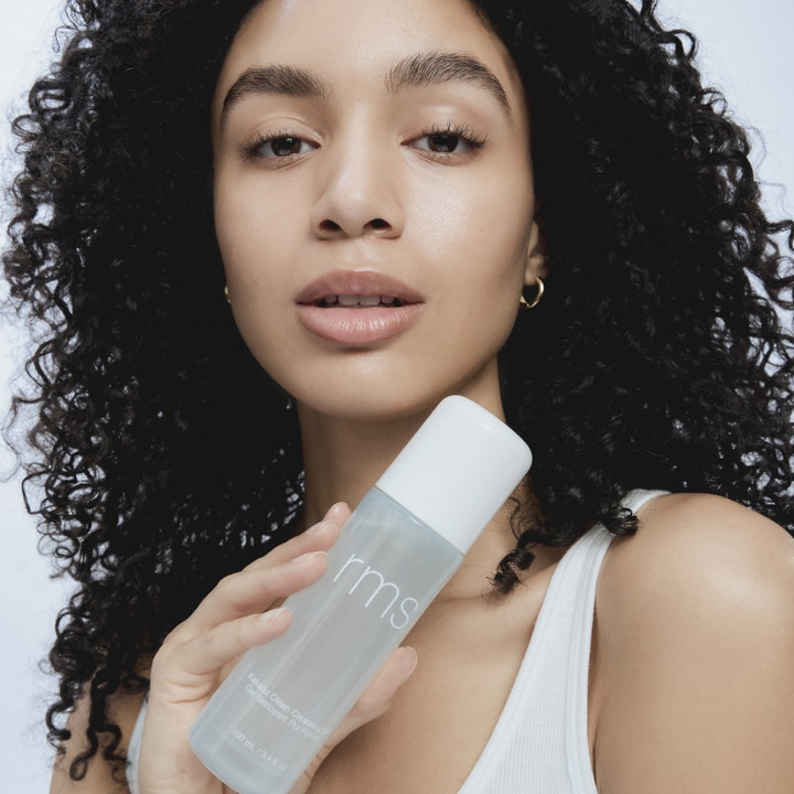 RMS Beauty Kakadu Clean Cleansing Gel 100 ml kirkastava puhdistusgeeli, nainen pitelee huurrettua pulloa