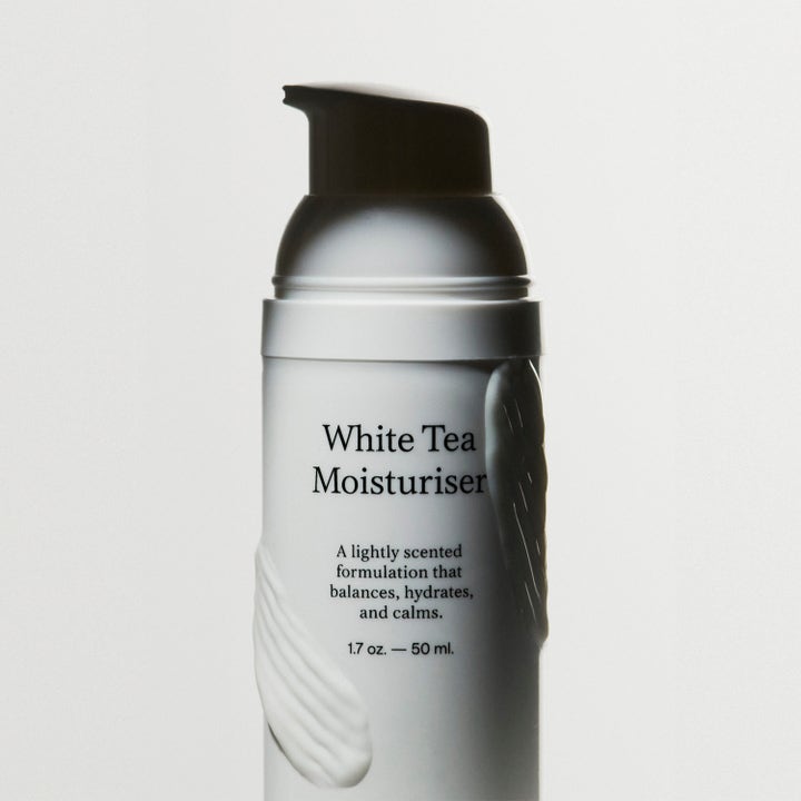 Jorgobé White Tea Moisturiser 50 ml kosteuttava kasvovoide valkoisessa pumppupullossa jossa on voidenäyte.