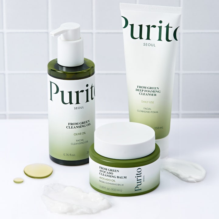 Purito From Green Deep Foaming Cleanser 150 ml puhdistusvaahto valkoisessa tuubissa kämmenelle annosteltuna.