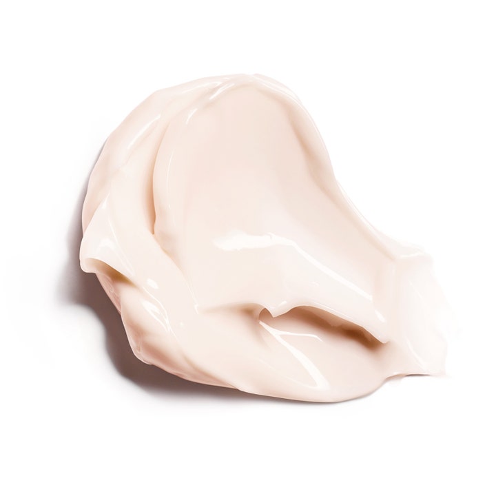 Clarins Multi-Active Jour 50 ml heleyttävä päivävoide, jossa on pehmeä vaaleanpunainen voidemainen koostumus.
