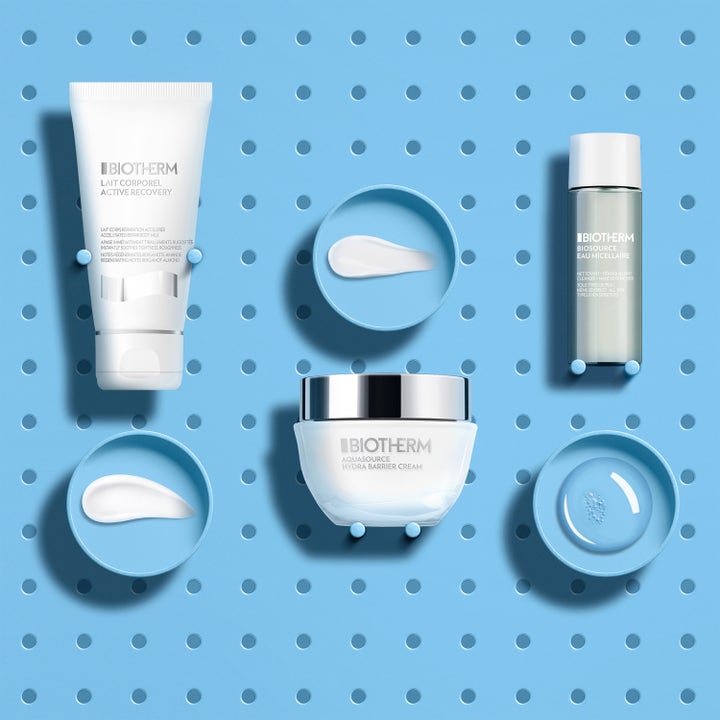 Biotherm Hydra Barrier Set ihonhoitosetti sisältää kosteuttavia tuotteita ja koostumuksia sinisellä taustalla.