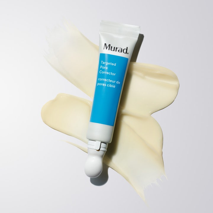 Murad Targeted Pore Corrector 15 ml ihohuokosia häivyttävä täsmähoito valkoisessa tuubissa vaalean voiteen päällä