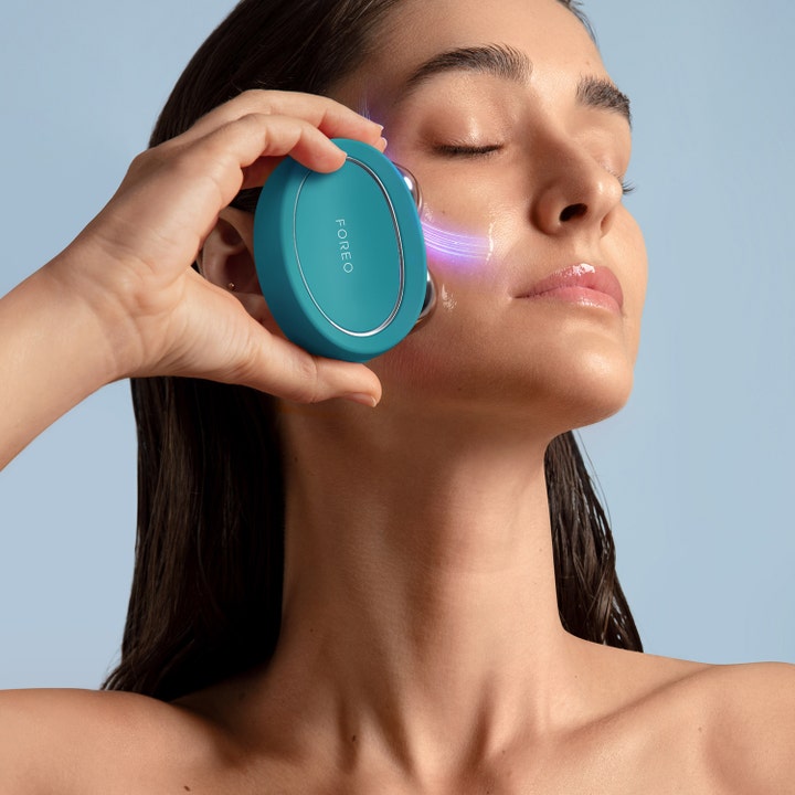 FOREO BEAR 2 Evergreen mikrovirtalaite kasvoille jota käytetään poskella kiinteyttämään ihoa