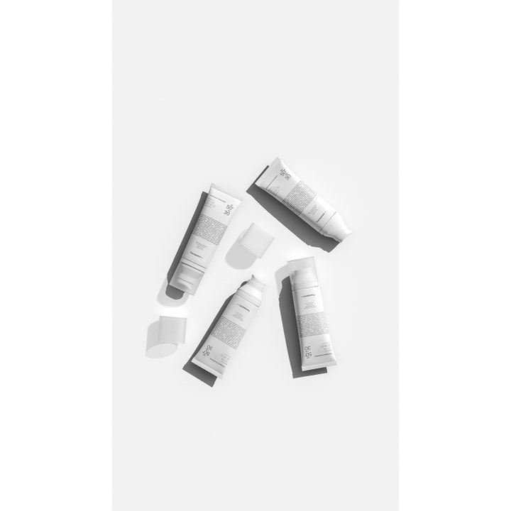 Niche Beauty Lab Transparent Lab Lightweight Sunscreen SPF50+ 100 ml suojaava aurinkovoide neljänä minimalistisena tuubina.