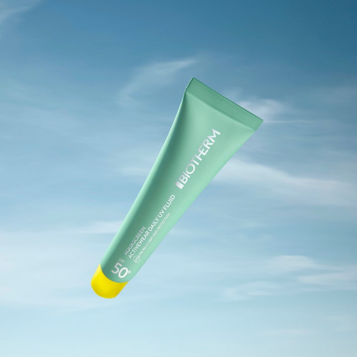 Biotherm Aquascreen Uv Daily SPF50 40 ml aurinkovoide kasvoille vihreässä tuubissa keltaisella korkilla taivasta vasten