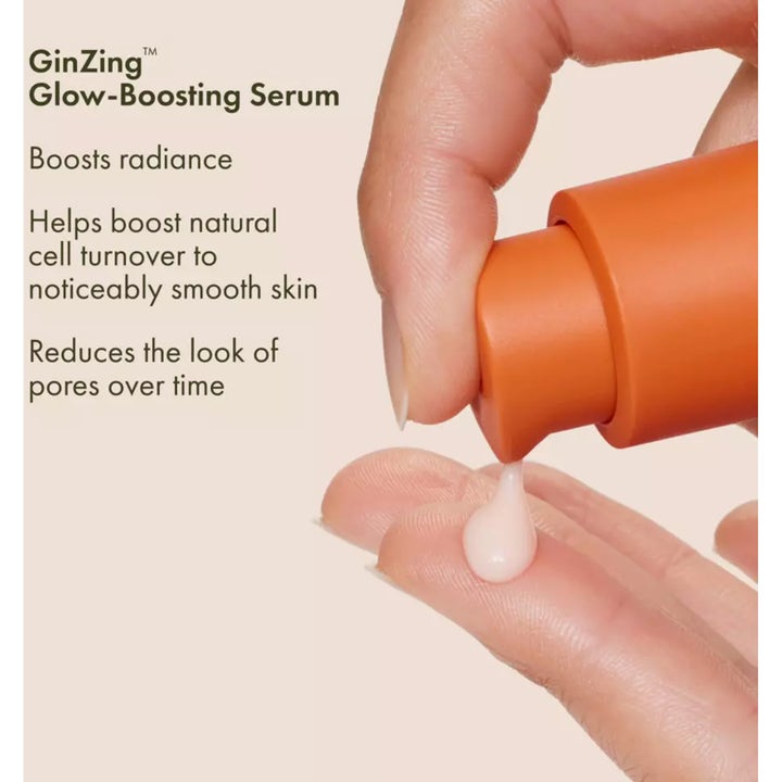 Origins GinZing Glow-Boosting Serum heleyttävä seerumi annosteltuna oranssista pumpusta sormelle silottaa ihoa.