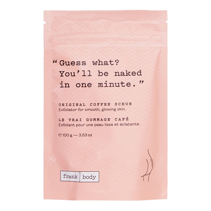 Frank Body Original Coffee Scrub 100 g silottava vartalokuorinta vaaleanpunaisessa siksak-kuvioidussa pussissa.