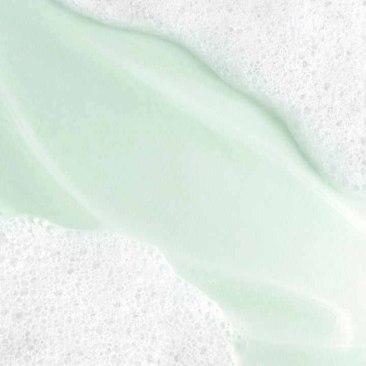 Biotherm Two-Minute Routine ihonhoitosetti puhdistaa raikkaalla vaaleanvihreällä geelillä ja valkoisella vaahdolla.