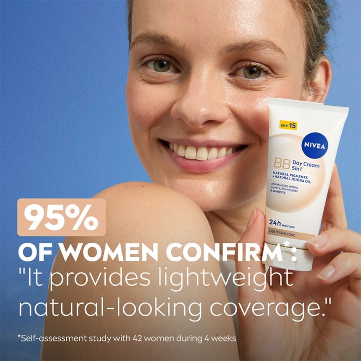 NIVEA BB Tinted Moisturiser 50 ml päivävoide nainen pitelee tuubia ja teksti vahvistaa luonnollisen peittävyyden