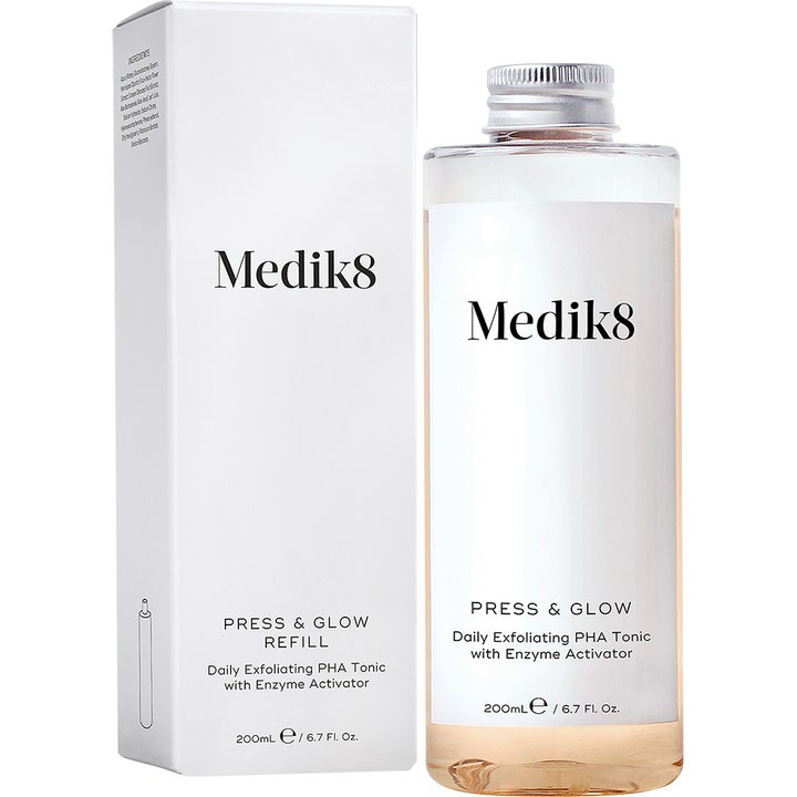 Medik8 Press & Glow Refill 200 ml heleyttävä PHA-kasvovesi kirkkaassa pullossa ja valkoinen pakkaus.