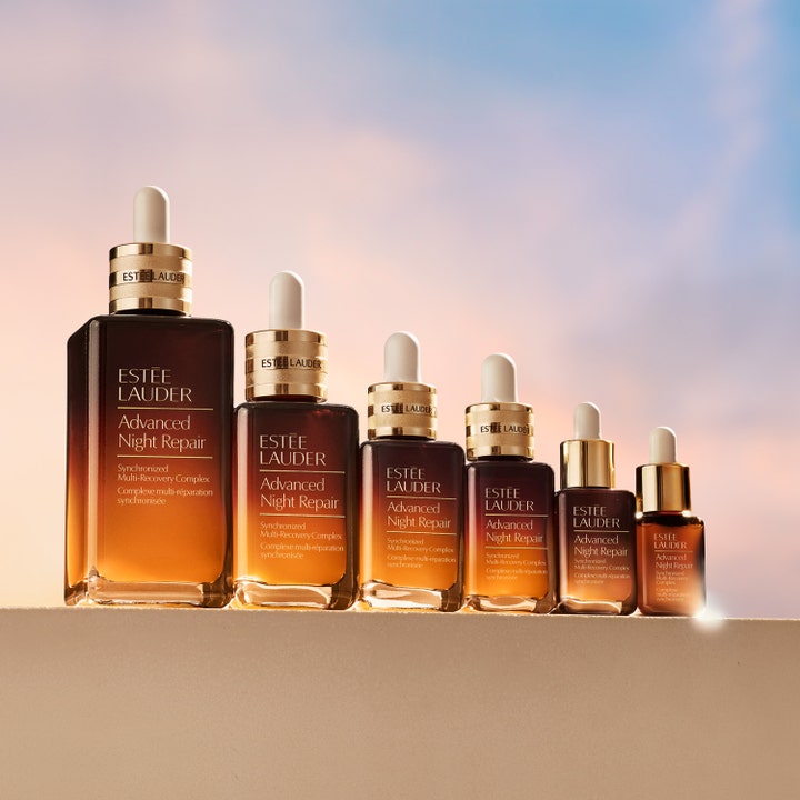 Estée Lauder Advanced Night Repair Serum 20 ml uudistava seerumi kuudessa eri kokoisessa lasipullossa.