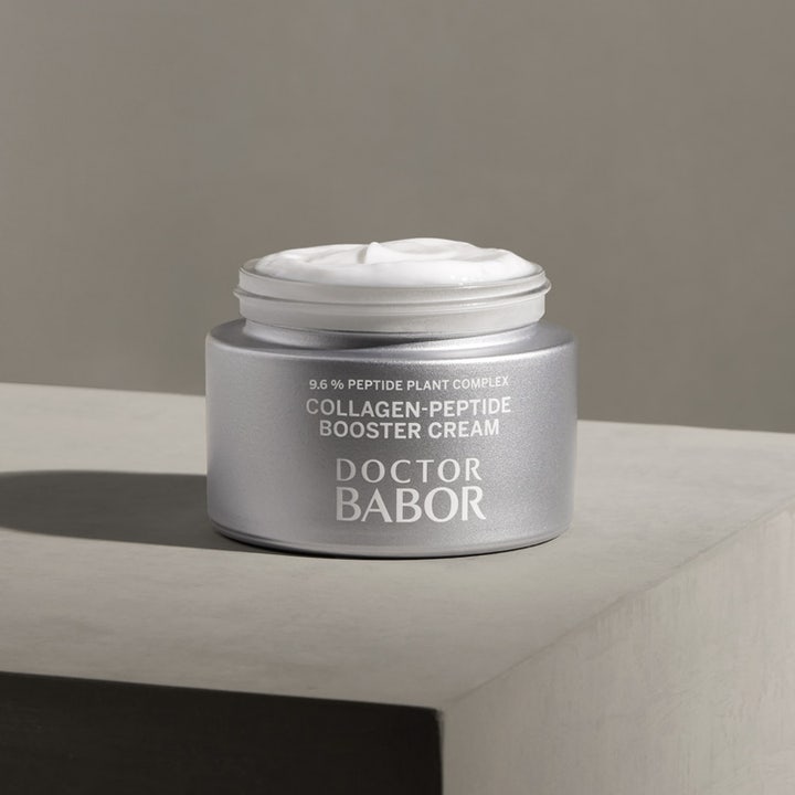 Babor DOC Collagen-Peptide Booster Cream 50 ml silottava kasvovoide hopeisessa purkissa valkoisella koostumuksella.