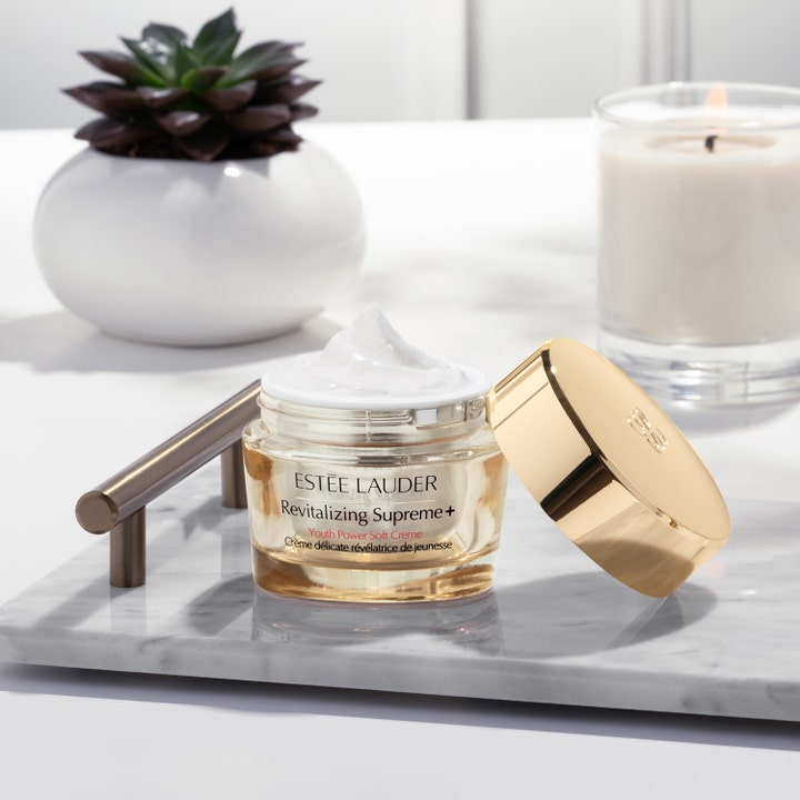 Estée Lauder Revitalizing Supreme + Soft Cream 30 ml kiinteyttävä päivävoide kultaisessa purkissa marmorialustalla