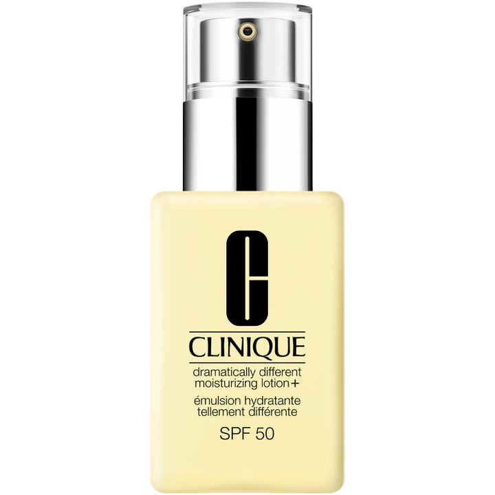 Clinique Dramatically Different Moisturizing Lotion+ SPF 50 kosteusemulsio vahvistaa ihoa keltaisessa hopeapumppupullossa.
