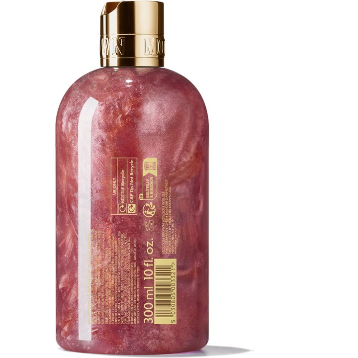 Molton Brown Rose Dunes 300 ml suihkugeeli pullon takapuolelta, jossa näkyy kimalteleva vaaleanpunainen koostumus.