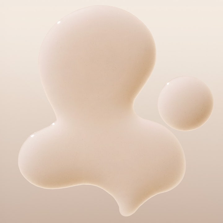 Babor Ampoule Concentrates Perfect Glow 14 ml heleyttävä seerumi ja sen helmiäishohtoinen vaaleanpunainen koostumus.