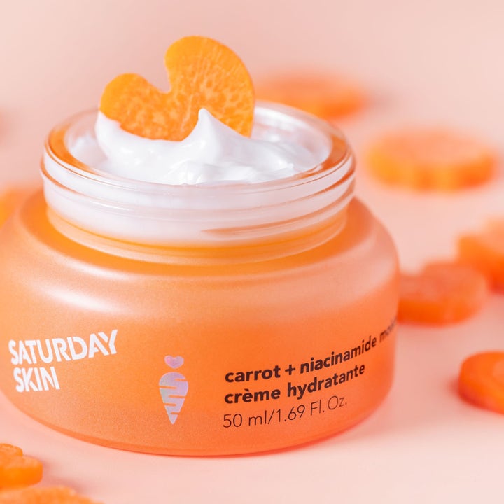 Saturday Skin Carrot + Niacinamide Moisturizing Cream 50 ml kasvovoide, jossa on täyteläinen koostumus ja sydänporkkana.