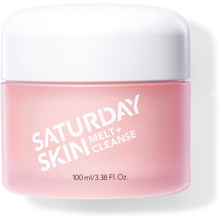 Saturday Skin Melt + Cleanse 100 ml puhdistusbalmi kirkastaa ihoa vaaleanpunaisessa purkissa valkoisella korkilla.