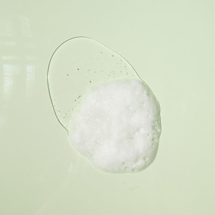 Dr. Ceuracle Tea Tree Purifine Cleansing Foam 150 ml puhdistava puhdistusvaahto on ilmavaa valkoista vaahtoa vihreällä pohjalla.
