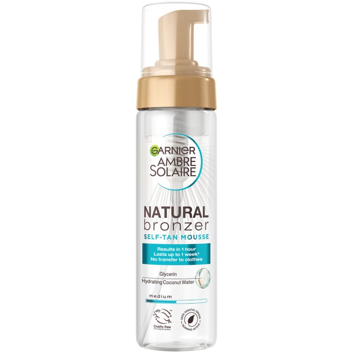 Garnier Ambre Solaire Natural Bronzer Self-Tan Mousse luo päivetyksen kirkkaassa pullossa, jossa on kultainen pumppu.