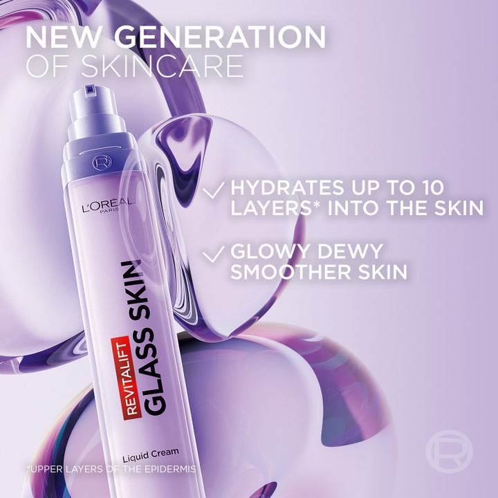 L'Oréal Paris Revitalift Filler Glass Skin 50 ml heleyttävä kasvovoide liilassa pumppupullossa vesipisaroiden keskellä.