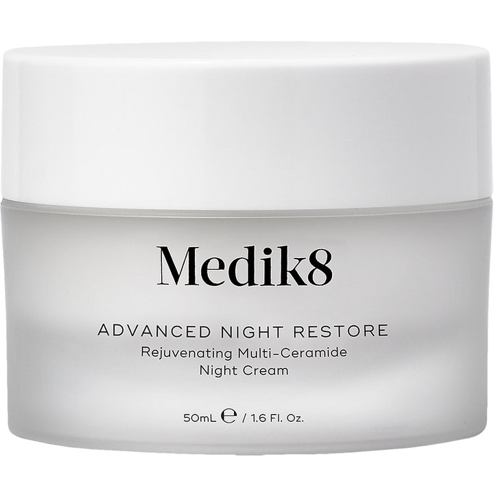 Medik8 Advanced Night Restore 50 ml uudistava yövoide huurteisessa lasipurkissa valkoisella korkilla.