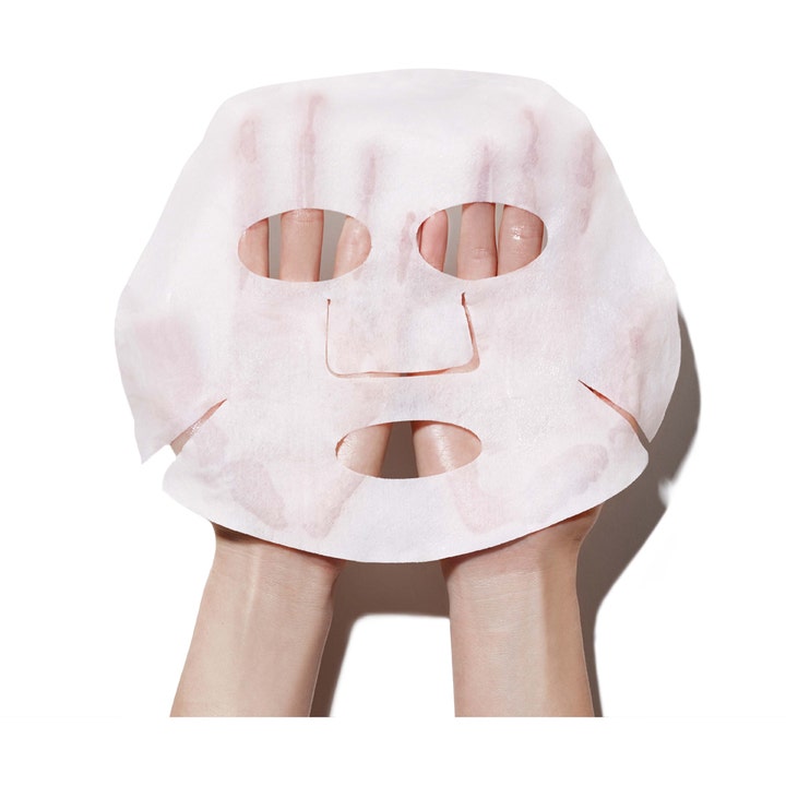 Erborian Bamboo Shot Mask 15 g kosteuttava kangasnaamio käsien pitelemä avattu valkoinen kuitunaamio