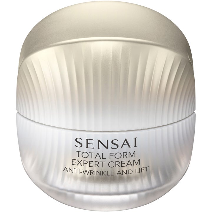 Sensai Total Form Expert Cream kiinteyttävä ja ryppyjä silottava kasvovoide helmiäisvalkoisessa pystyuurretussa purkissa.