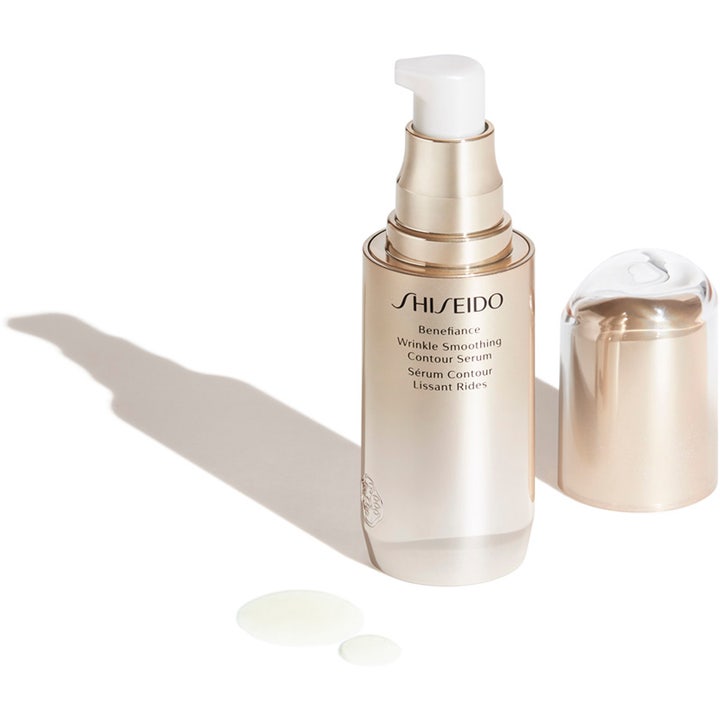 Shiseido Benefiance Wrinkle Smoothing Serum 30 ml silottava seerumi kultaisessa pumppupullossa.