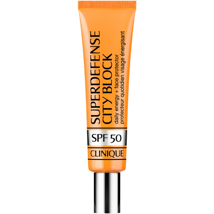 Clinique Superdefense City Block SPF 50 virkistävä aurinkosuoja kasvoille oranssissa tuubissa hopeisella korkilla.