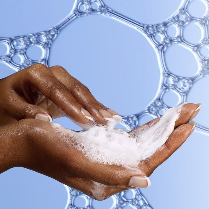 MAC Cosmetics Hyper Real Fresh Canvas Cleanser 30 ml puhdistusvaahto käsissä pehmeänä valkoisena vaahtona.