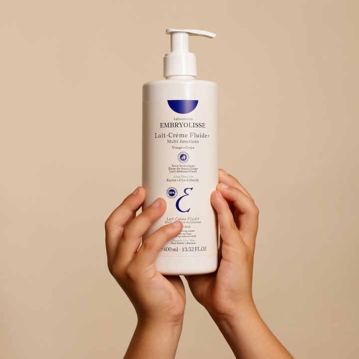 Embryolisse Lait-Crème Fluid+ 400 ml kosteuttava voide kasvoille ja vartalolle lapsen käsissä.