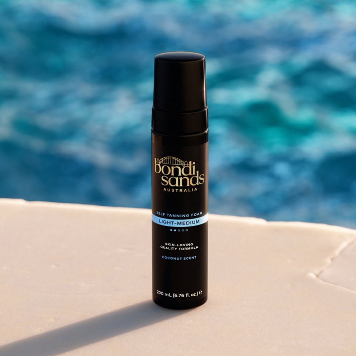 Bondi Sands Self Tanning Foam Light Medium 200 ml itseruskettava vaahto mustassa pullossa uima-altaan äärellä