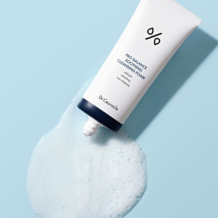Dr. Ceuracle Pro Balance Soothing Cleansing Foam 150 ml rauhoittava puhdistusvaahto, valkoinen tuubi ja pehmeä vaahto.