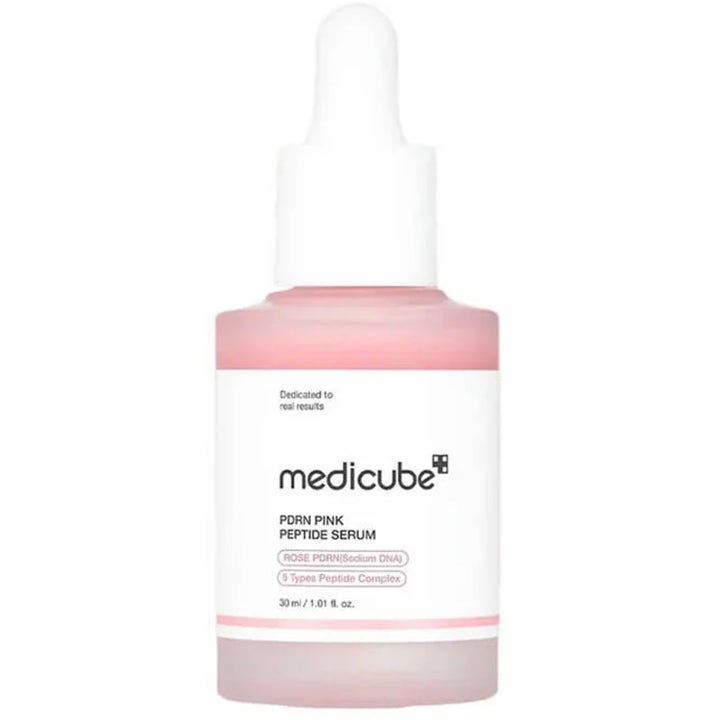 Medicube PDRN Pink Peptide Serum 30 ml heleyttävä seerumi vaaleanpunaisessa lasipullossa valkoisella pipetillä.