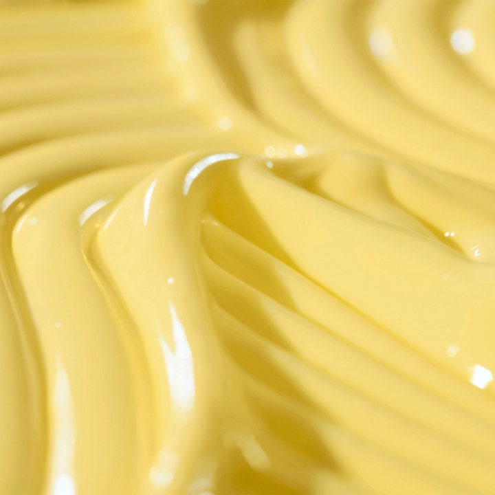 Ole Henriksen Transform Dewtopia 5% Acid Firming Night Crème 50 ml yövoide, täyteläinen ja aaltoileva keltainen koostumus.