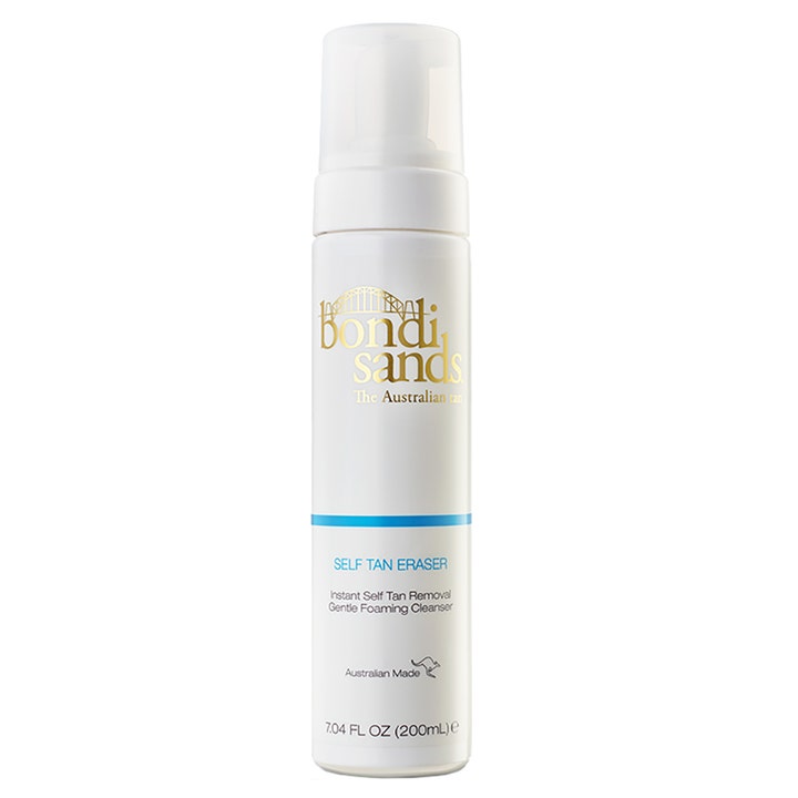 Bondi Sands Self Tan Eraser 200 ml puhdistusvaahto poistaa itseruskettavan valkoisessa pumppupullossa.