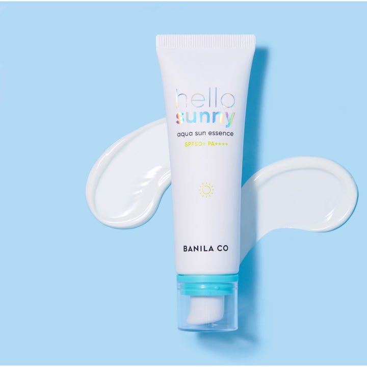 Banila Co Hello Sunny Aqua Sun Essence 50 ml kosteuttava aurinkovoide valkoisessa tuubissa ja kevyttä voidemaista koostumusta.